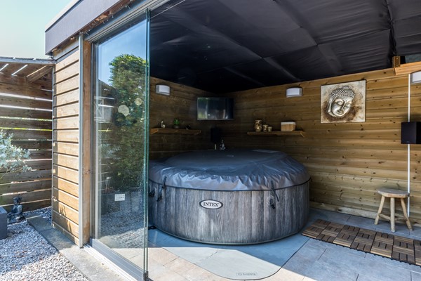 Foto - Te koop: Ruime gemoderniseerde instapklare hoekwoning met veel woonoppervlakte en tuin in de wijk Pronsebroek te Heerlen
